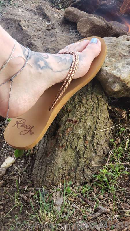 Sit next to me!!! 😘👣