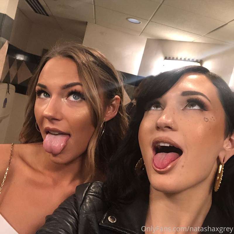 Ahegaos from the exxxotica expo <3 1