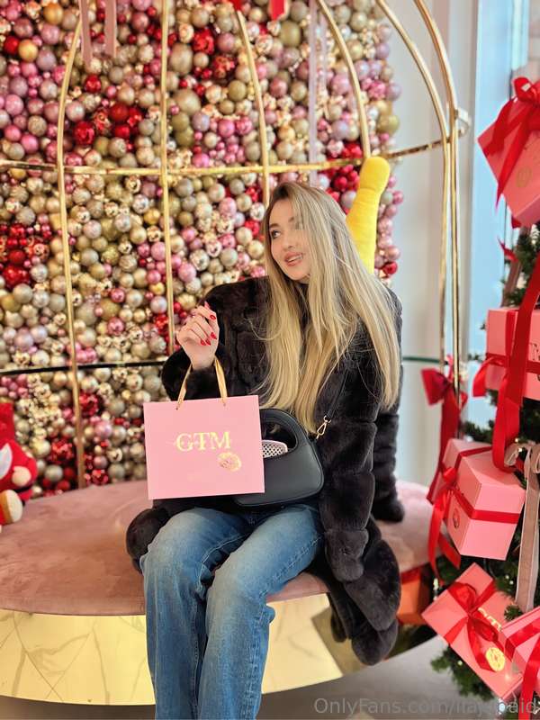 The most beautiful thing for me on vacation is go shopping f..
