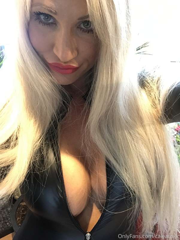 Selfie greetings in new black shiny Catsuit. Thanks to my de..