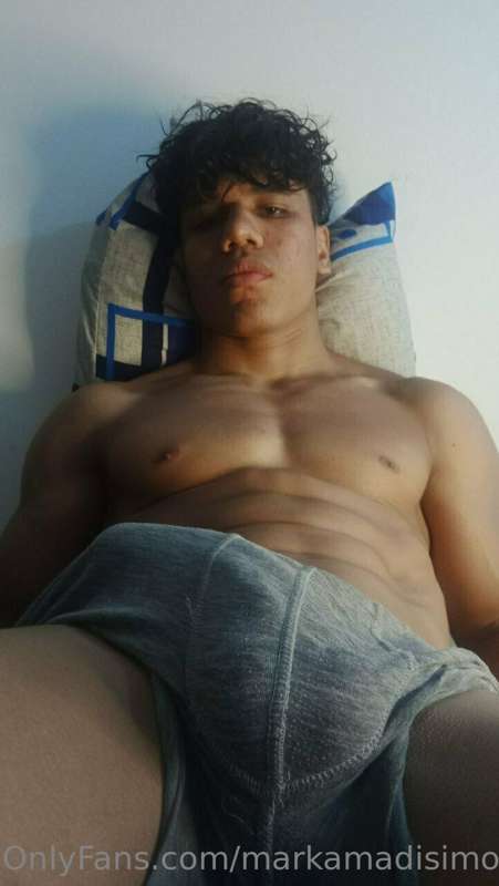 Os gustaría bajarme el calzoncillo? estoy tan duro...