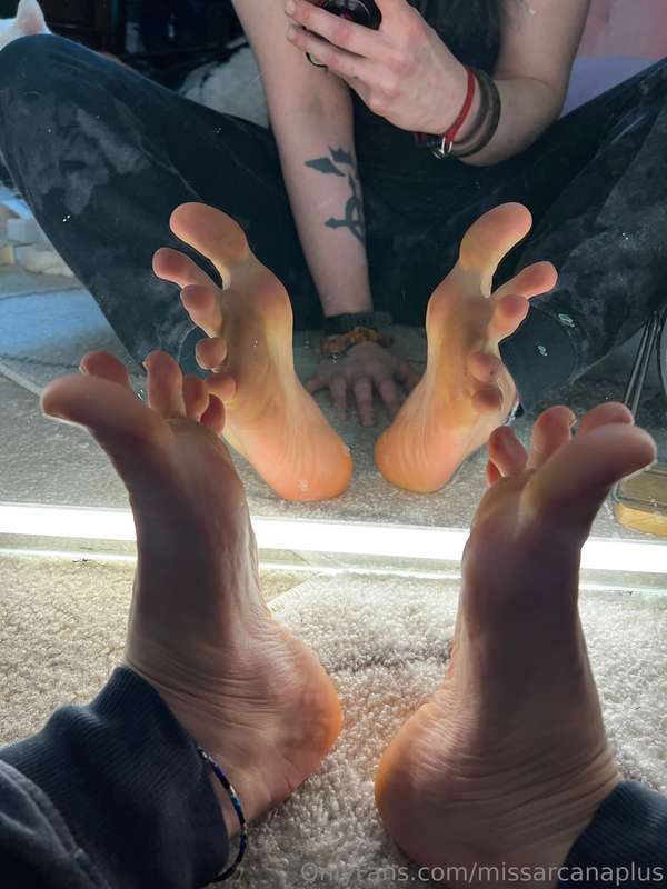 Some quick mirror feet <3 6