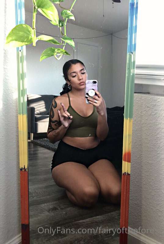 Pretty ass females love generous tips 💰 

Like this post to .. 3