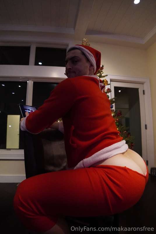 The full shoot in the chair :) merry Christmas ya filthy ani..
