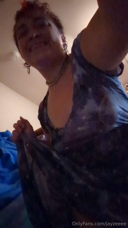 Let's peekaboo under this dress 💋