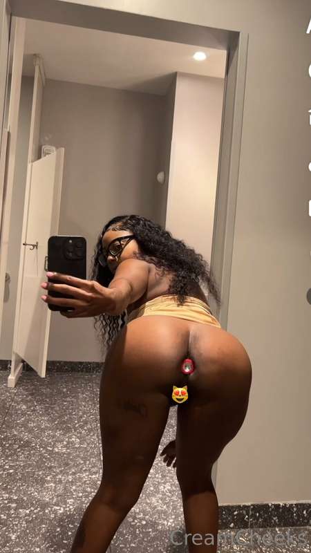 Girls that wear glasses eat so much dick ✨🤝🏾 1