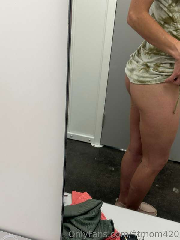 pov: my phone when I try on clothes in the fitting room 🤪 9