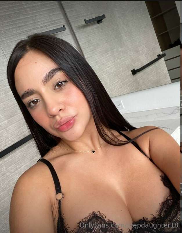 She love to be a queen both day and night👄 With her you will.. 1