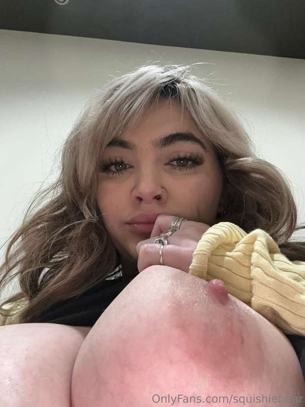 Hiding in the bathroom of my friends house 🤫💕 9