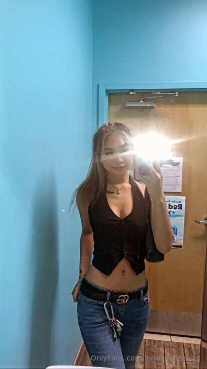 Mirror, selfie, repeat 📸💋