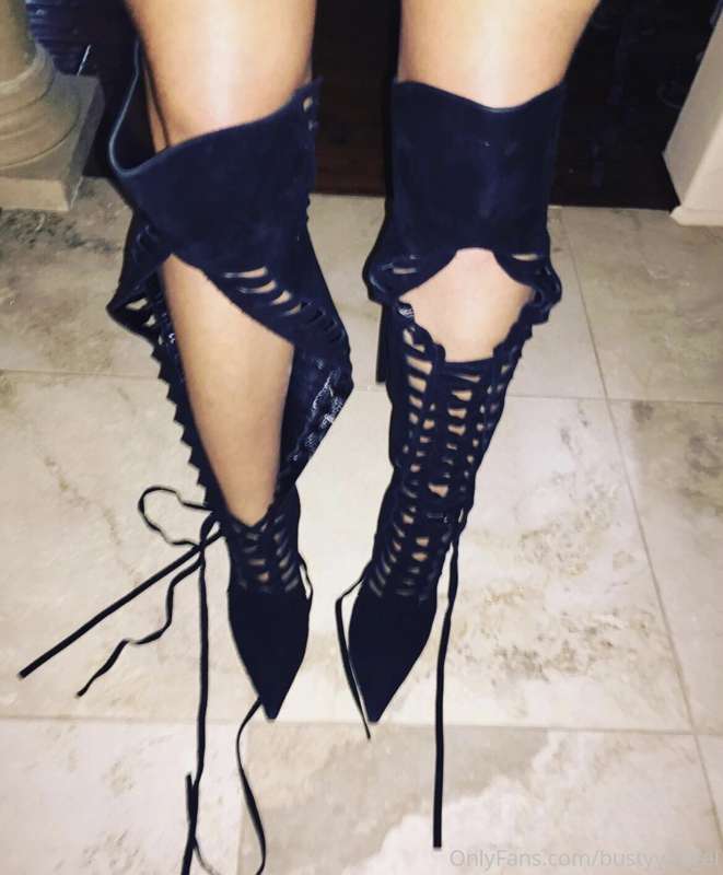 These boots were made for walking 🖤 wanna fuck me in these?