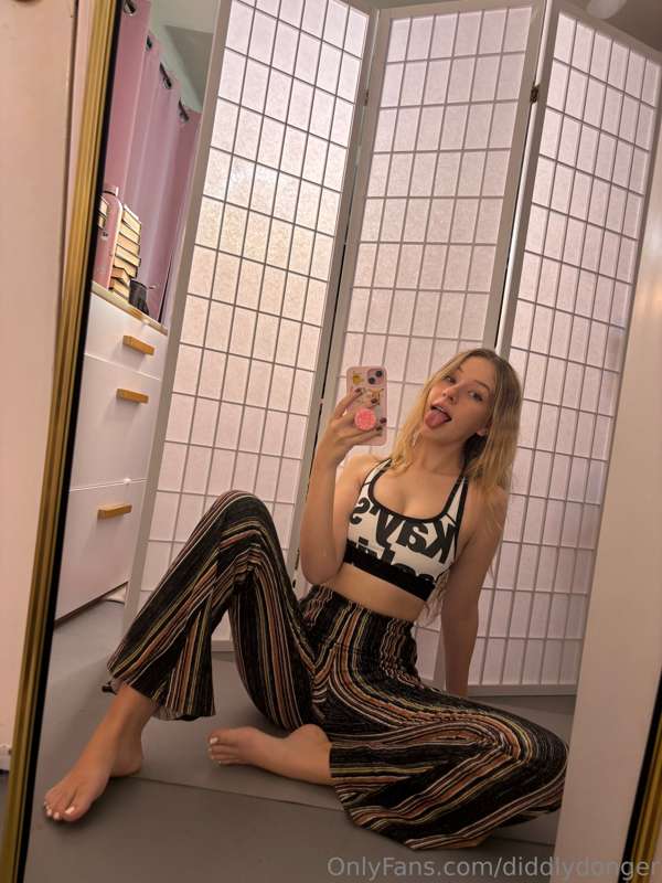 I wish my feet worshippers a very good evening 😌 3