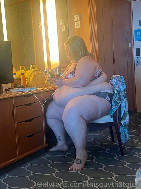 Check out these candid shotz of Britt putting on her makeup!.. 18