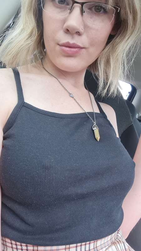 Sneaky pics in my car! Lets see those likes! Il post the vid..