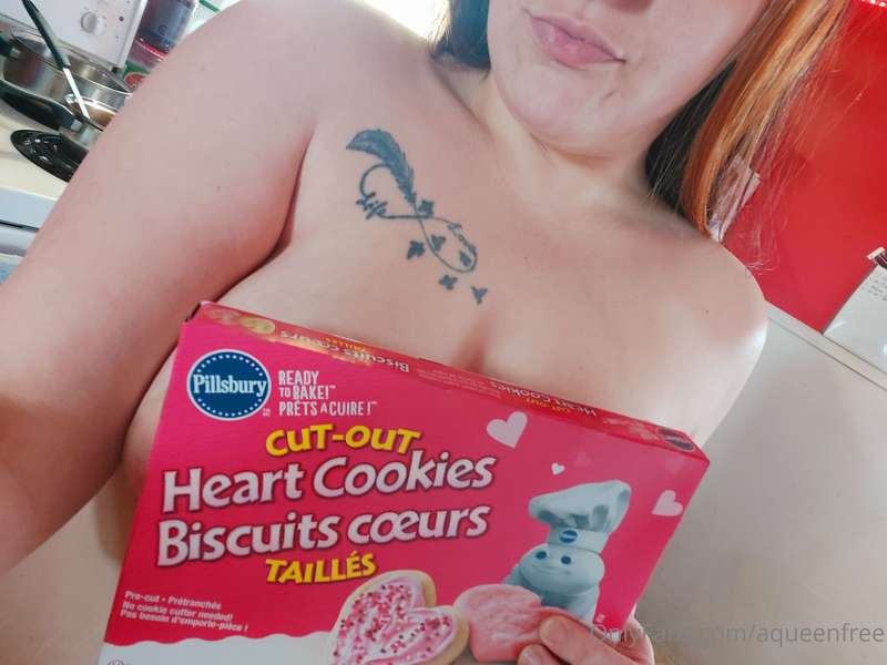 Who wants to bake valentines cookies with mee?!😍💖 Or even be..