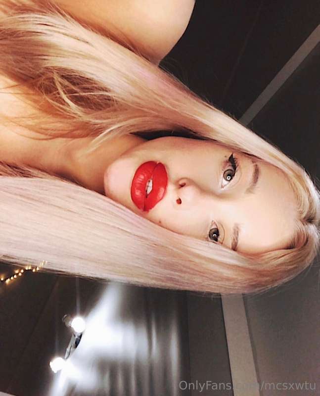 The tastier the lips look, the hotter and sleepier the kiss ..