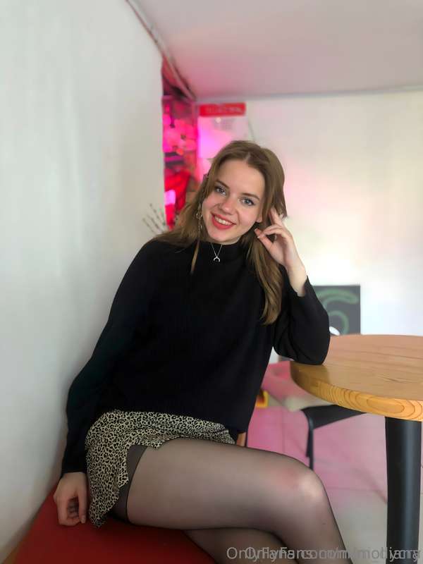 🔥 SHY MINI-GIRL @mini_dianaO-ops... did my skirt ride up aga..