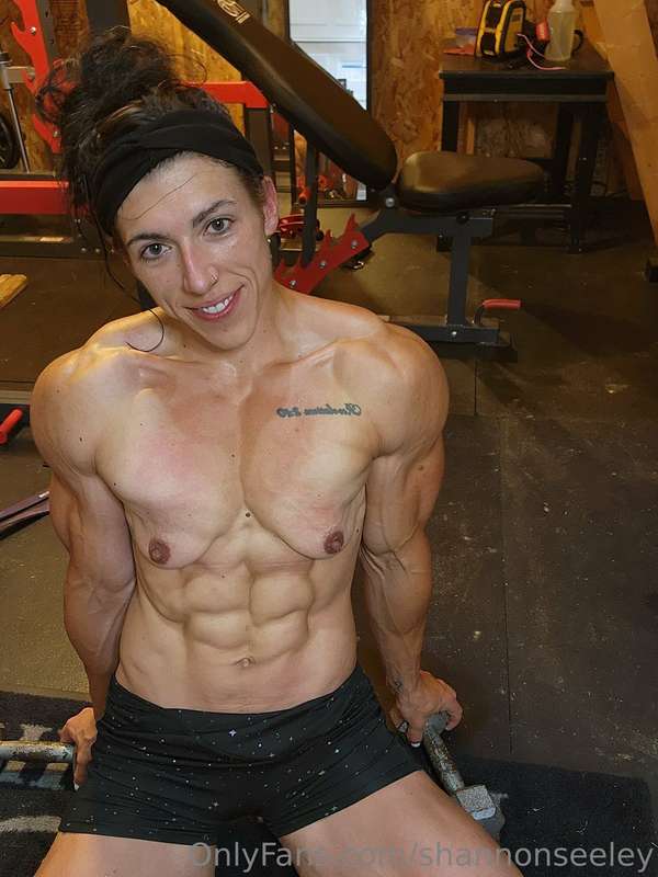 Sometimes I just let the abs be the center of attention 😝