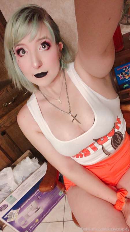Alternative Hooters girl pics? 😊😈😁 tip me to encourage me to.. 5