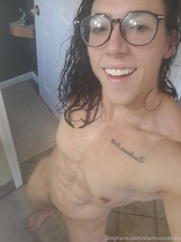 Selfies and abs make Wednesday the best 👌 2