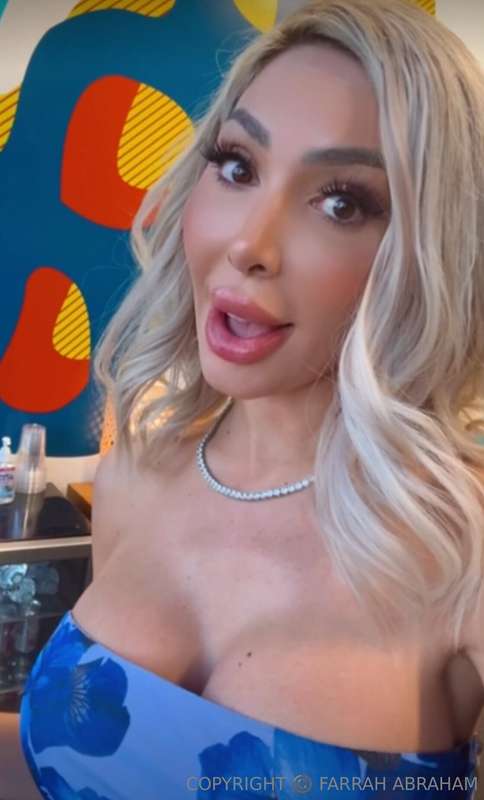 Happy Farrah FriYAY! 👅 Make sure to check your DMs daily for..