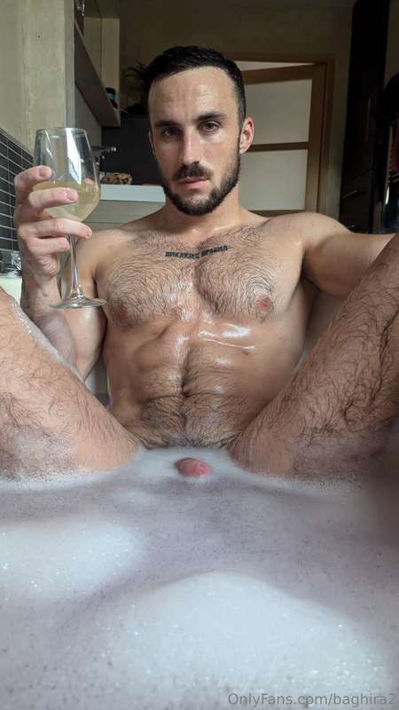 Who wants to join me for my next bath?🥂 1
