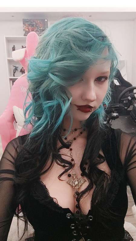 which hair you like more curly or straight ?  5