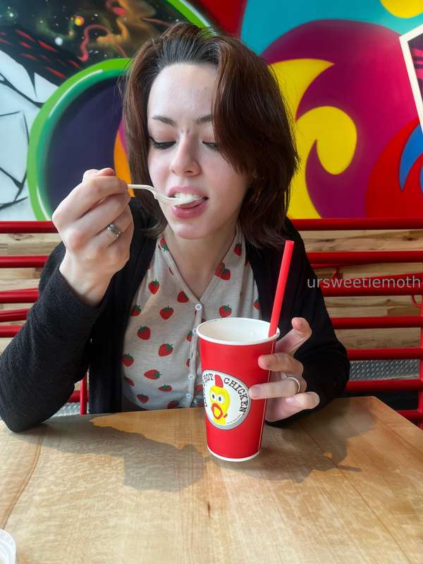 I tried Dave’s hot (not) chicken for the first time! It was .. 3