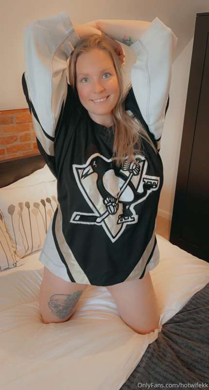 Just made it to our Airbnb in Pittsburgh! Hockey game tonigh.. 3