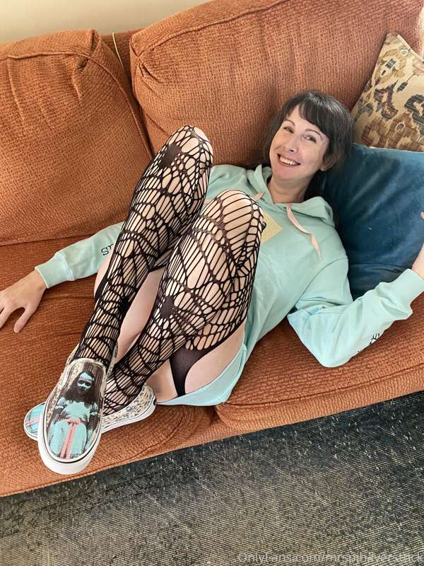 Some cute pics in today’s outfit 🖤🖤
