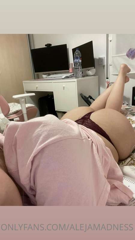 te gustaria follarme aqui en la cama? 😈