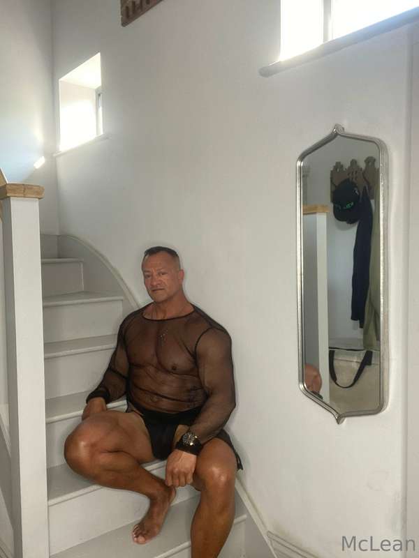 Morning my gorgeous friends, muscle worship Monday has begun..