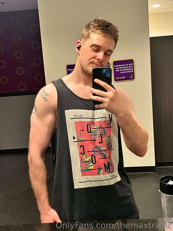 Getting some good pumps in at the gym. Loving the muscle def..