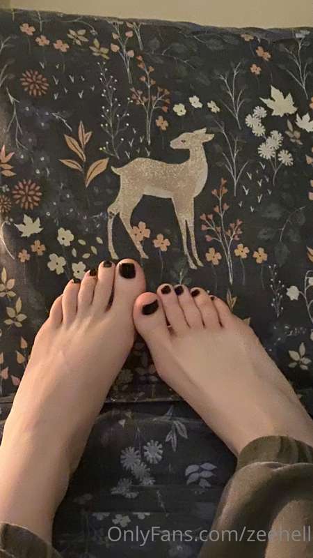 finally painted toenails again 🌙 3
