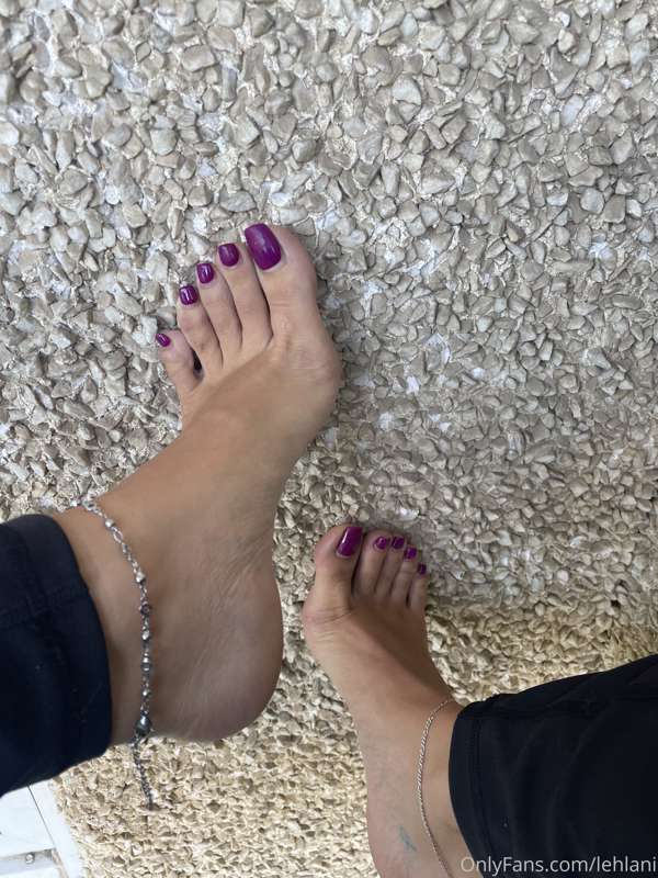Ppl want me to post more feet pics on ig 😆🙈 guess what ?? I’..