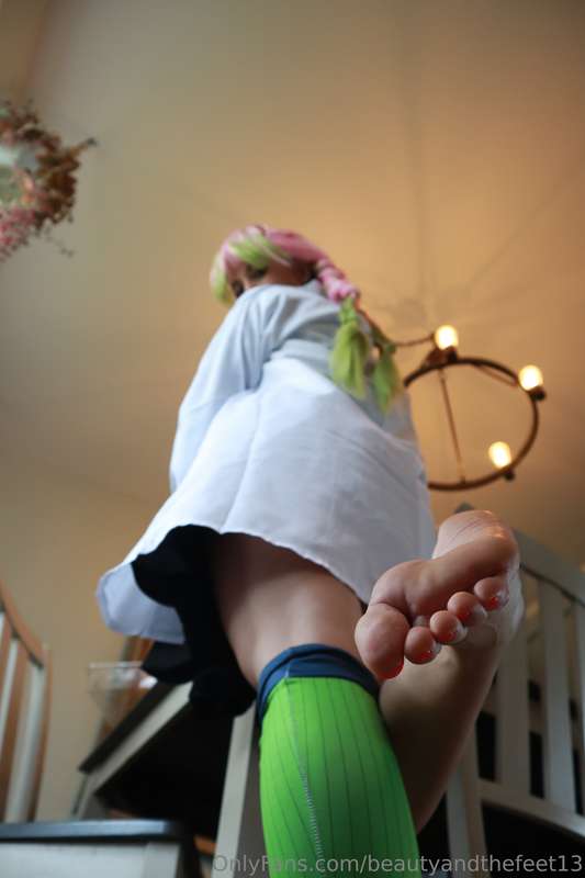 It’s okay to suck on an anime girl’s toes 😘  1