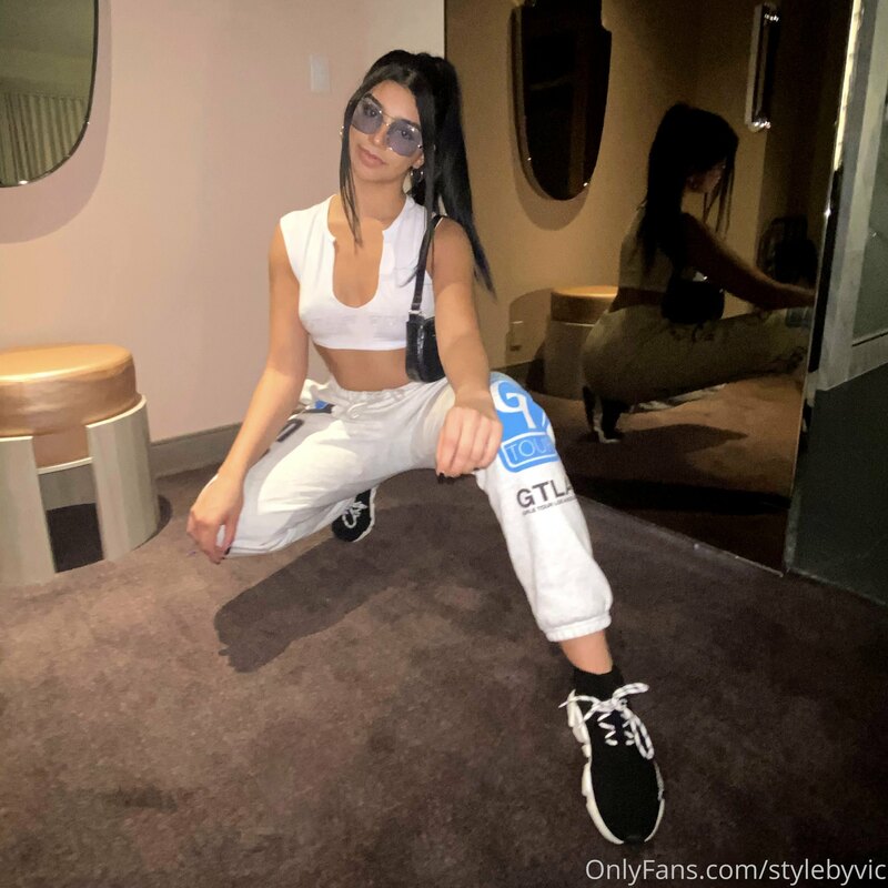 ✰ SWEATPANTS, HAIR TIED, CHILLIN W NO MAKEUP ON ✰

Can you t.. 2