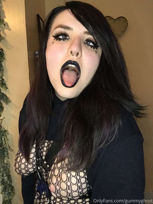 What happens when you get your goth gf home 🥀 22
