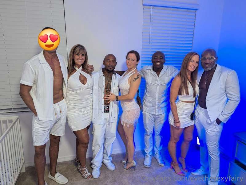 Here's the first pic from the Gold Temptations Party last ni..