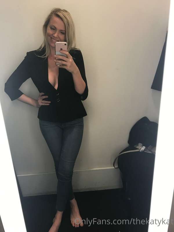 Is this outfit ok without a shirt? And just the blazer? 👆🏻

..