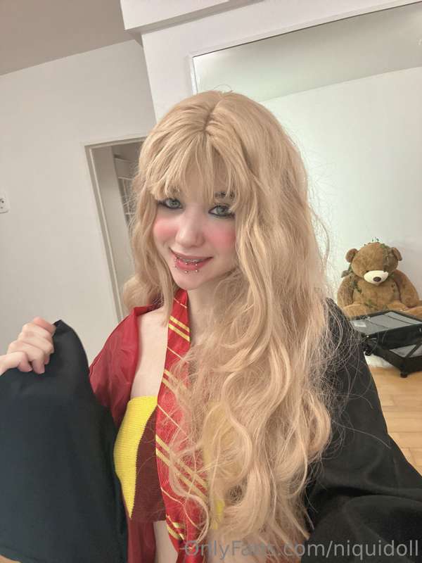 Hiii, I'm Hermione, wanna see some tricks? ❣️ I can put your.. 12