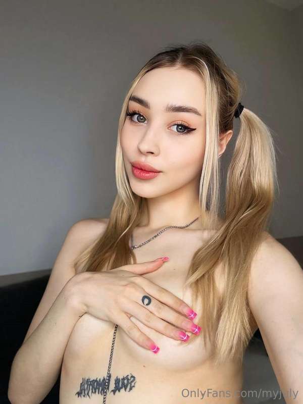 Cute girl @sophiammur loves to play with her pussy... she lo..
