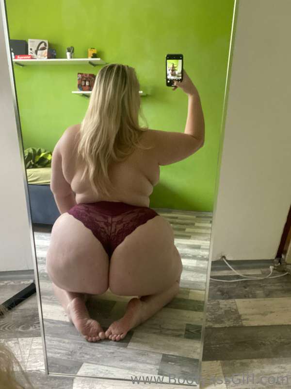 🍑Big ass? 🍑 no no, a giant sexy ass. 🍑Like for more photos l.. 1
