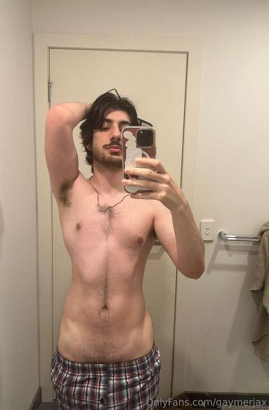 Horny and bored.. think you should jerk off to me 😈