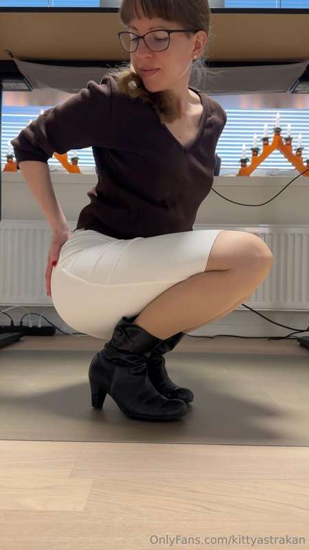 Earlier at the office. To watch me get some stuffing, go to ..