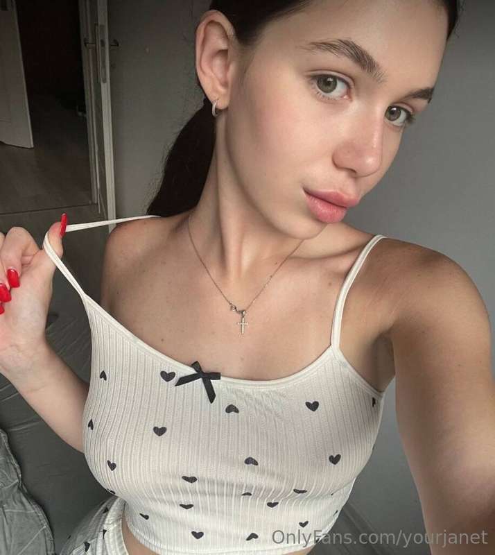 ## 💕💕💕 SHY PUSSYGIRL 💕💕💕Her @fierce.flirt juicy pink pussy c..