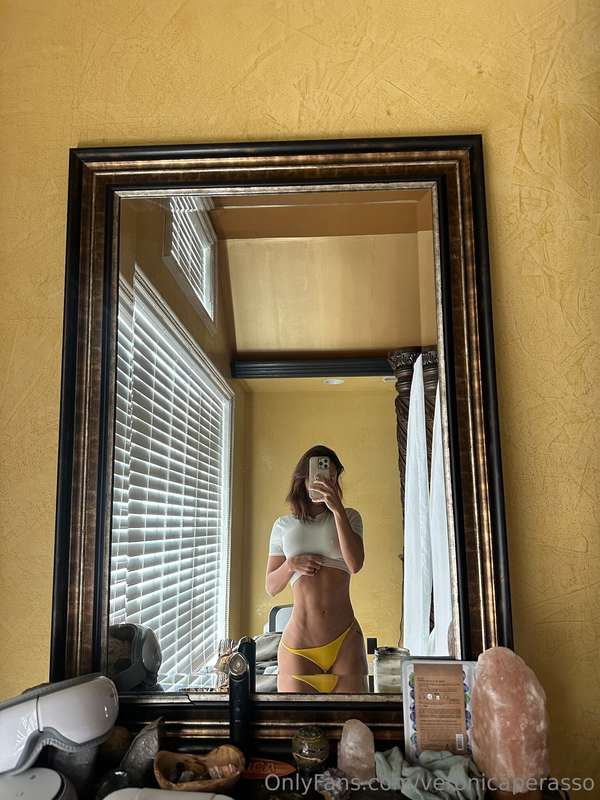 What's the first thing you noticed in this pic? 🧡