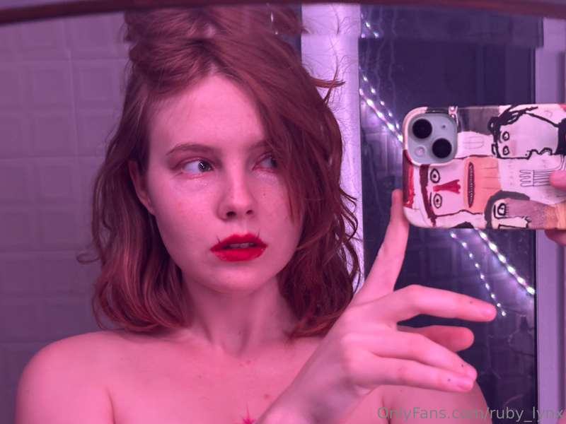 Red lipstick and bad thoughts 💄😈