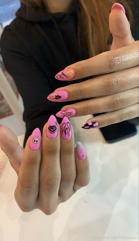 ♡ New Nails ♡

I usually don’t go too crazy with my designs .. 2
