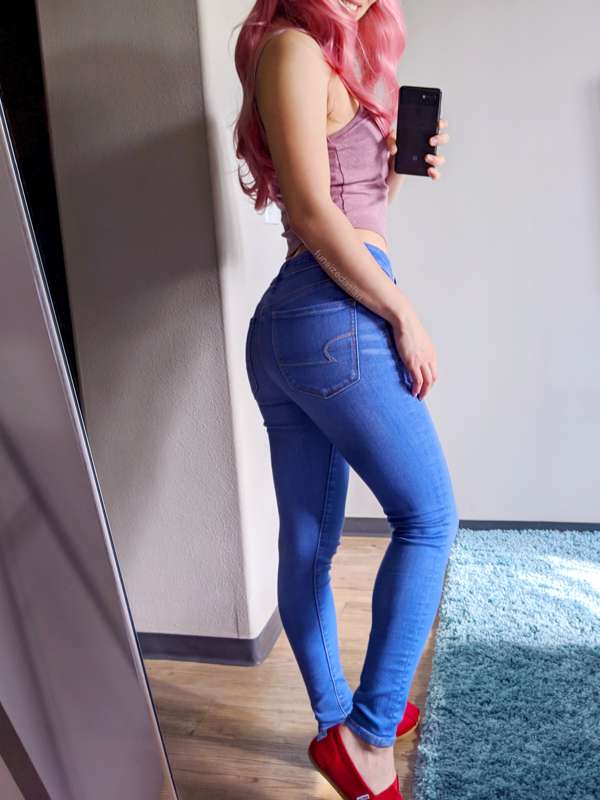 Feeling extra cute today! How about a skin-tight jeans appre.. 1